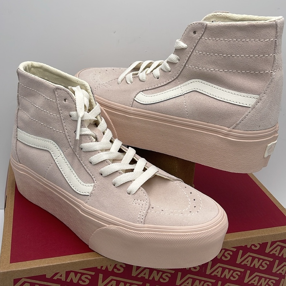 Vans WMNS Sk8-Hi Tapered Stacked Suede Shell
VN0A5JMKBXO
Platforms Sneakers - Picture 10 of 16